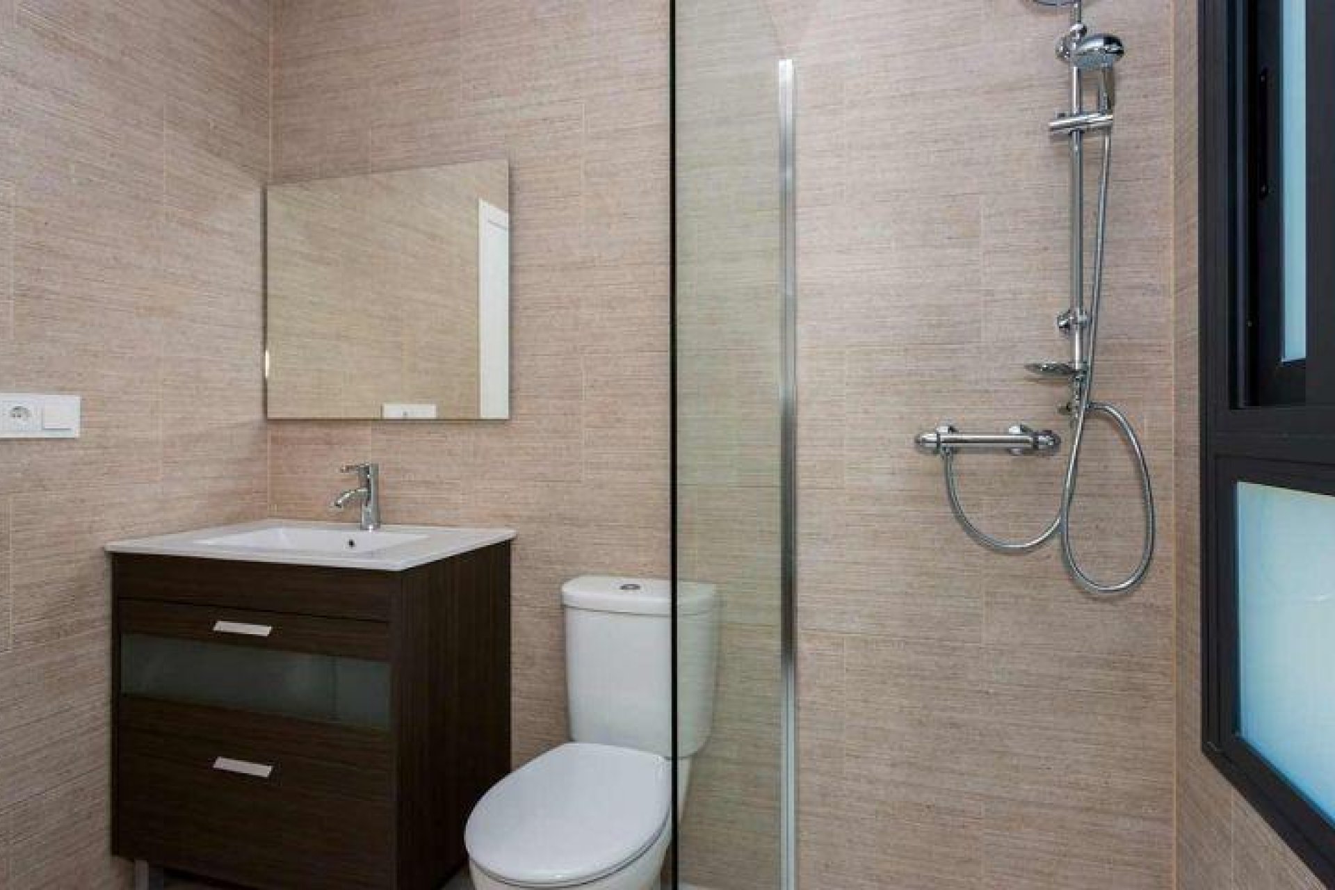 Obra nueva - Cuatro -
Daya Nueva - Centro