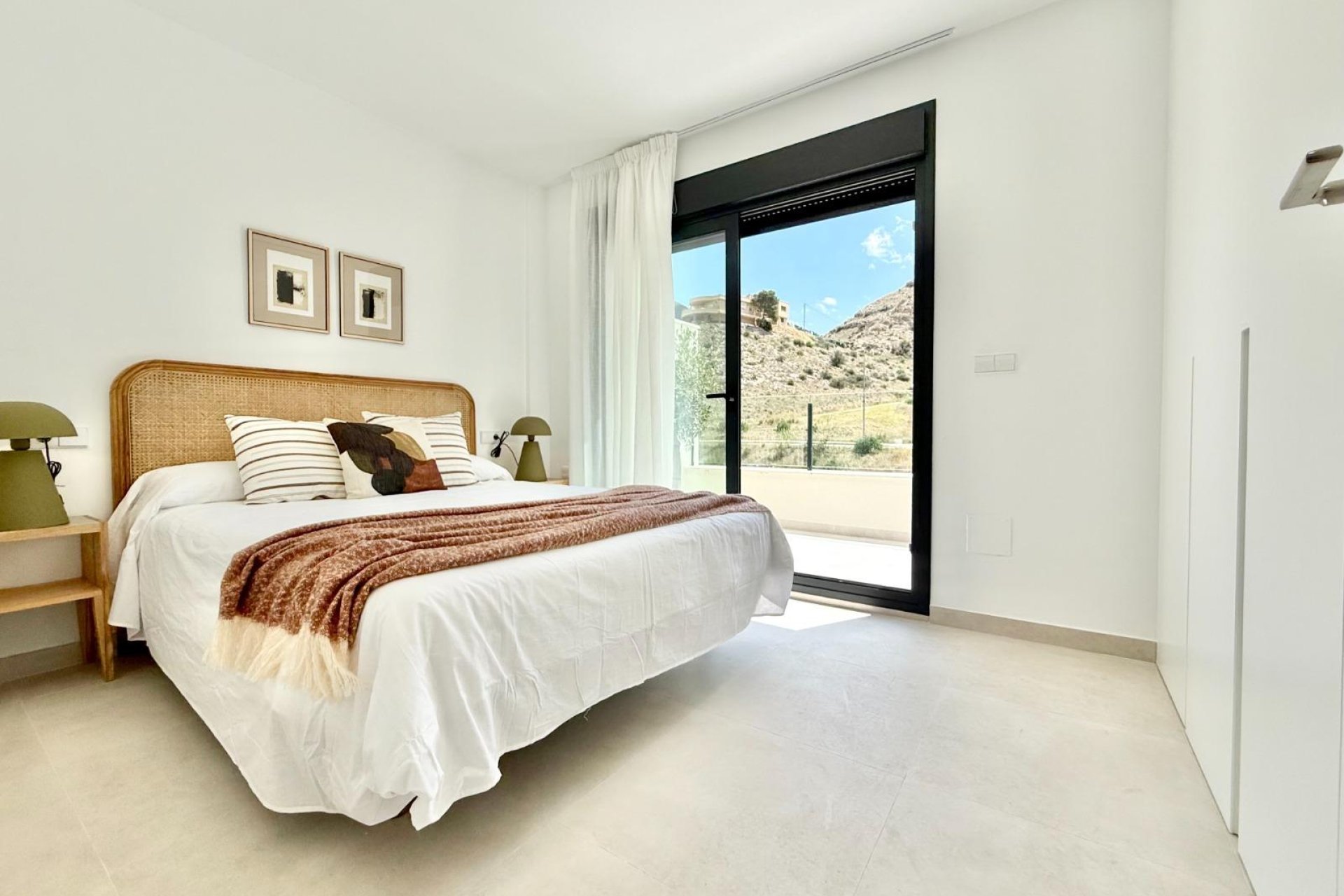 Obra nueva - Town House -
Cox - San Fernando