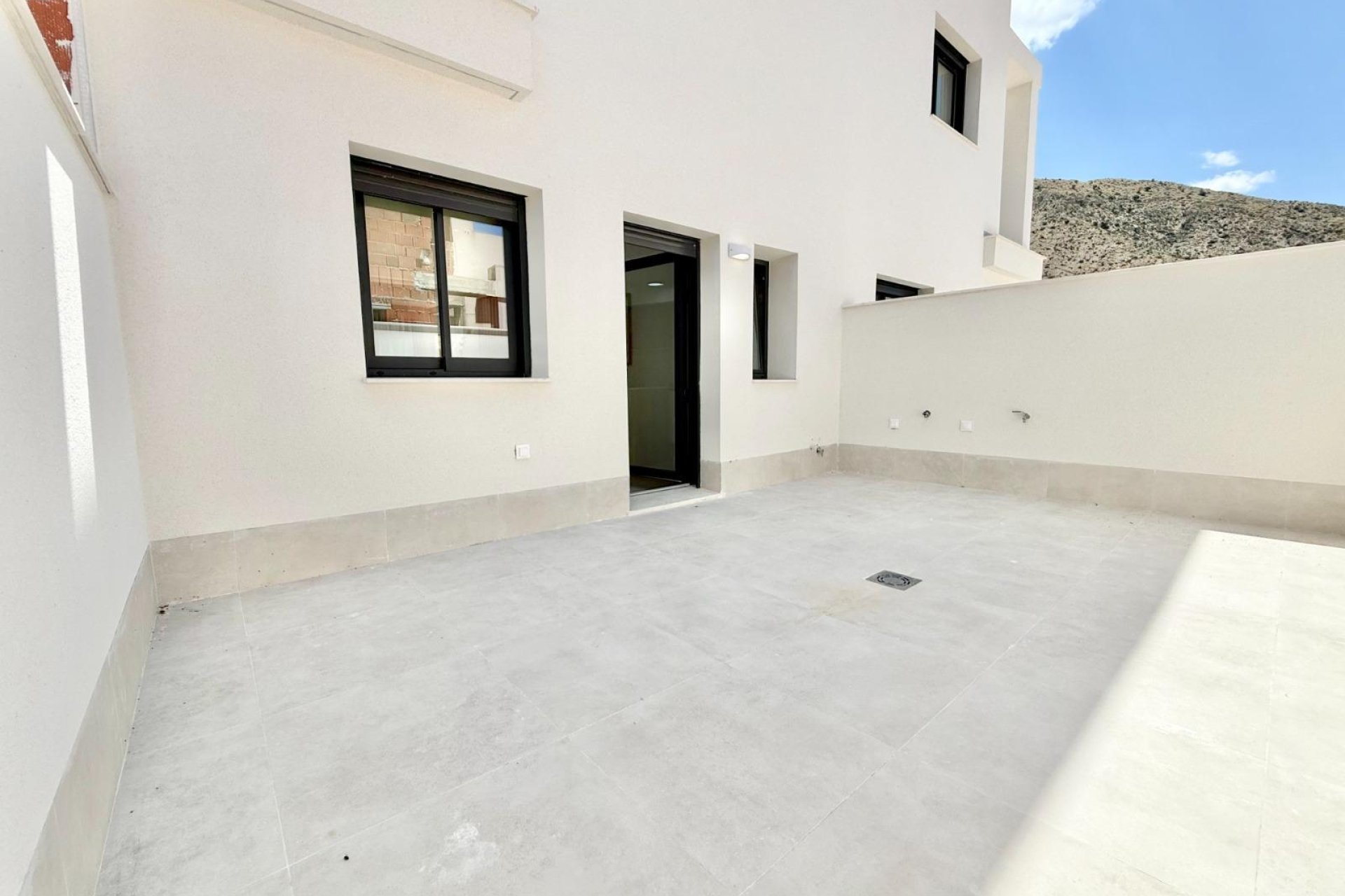 Obra nueva - Town House -
Cox - San Fernando