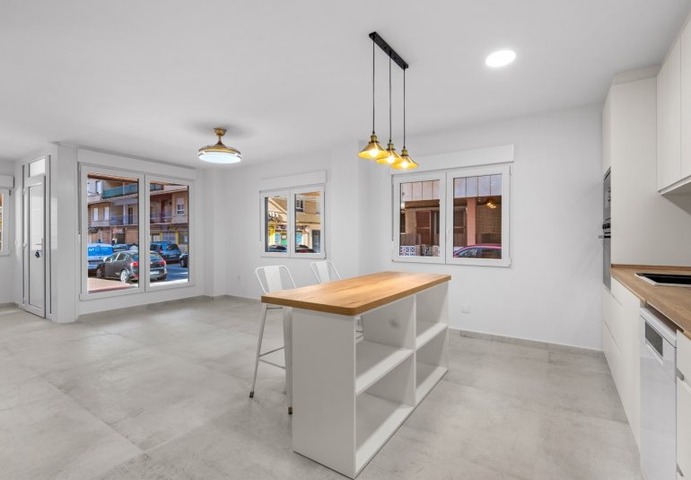 Resale - Apartment -
Torrevieja - Playa del Acequión