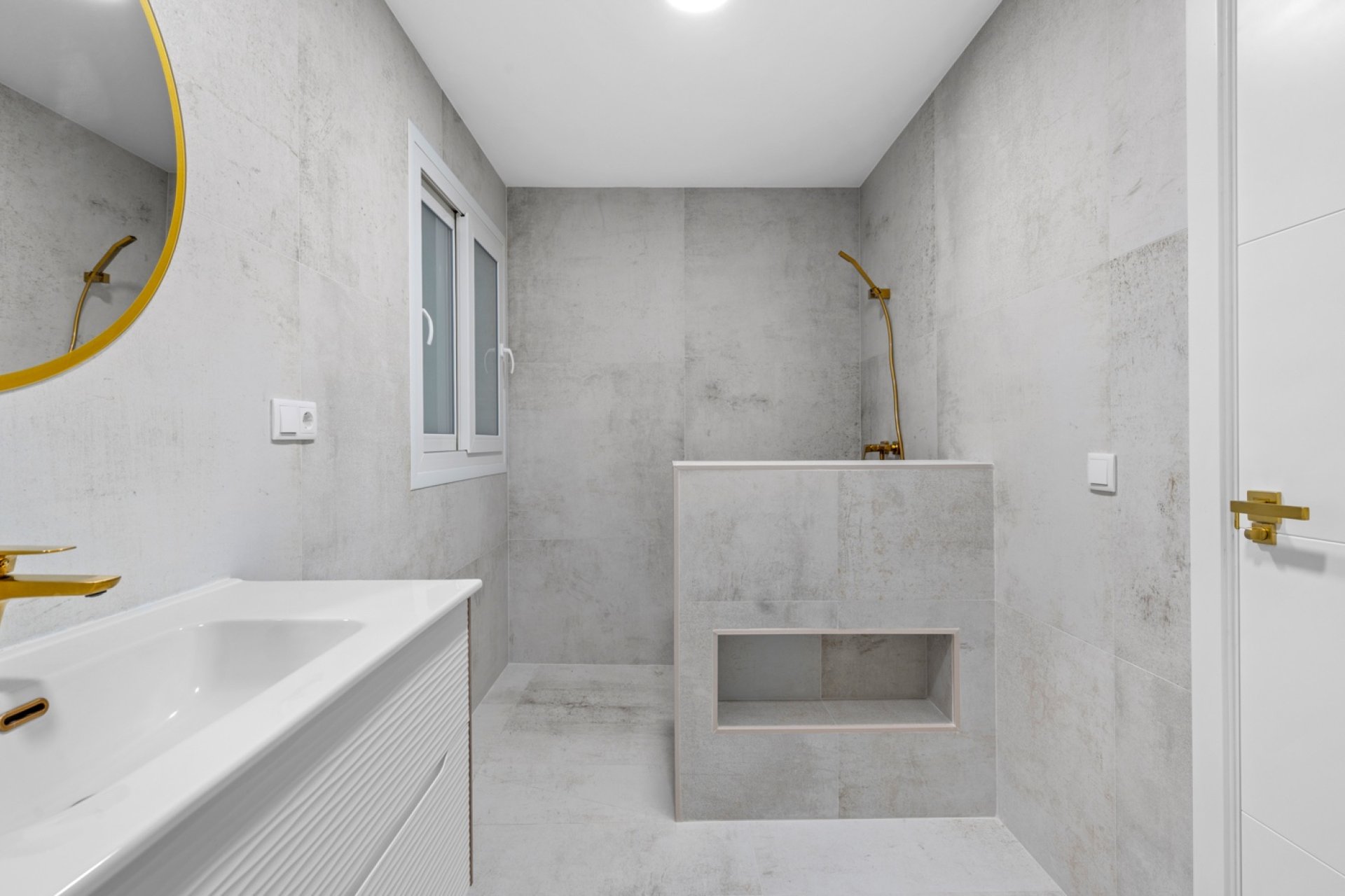 Resale - Apartment -
Torrevieja - Playa del Acequión