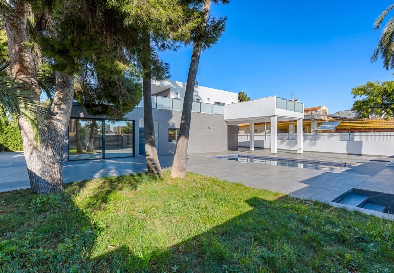 Resale - Villa -
Campoamor