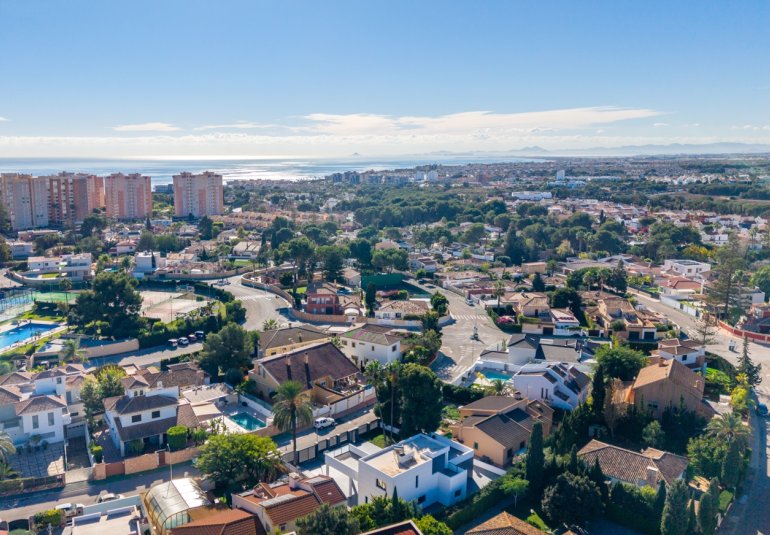 Resale - Villa -
Campoamor