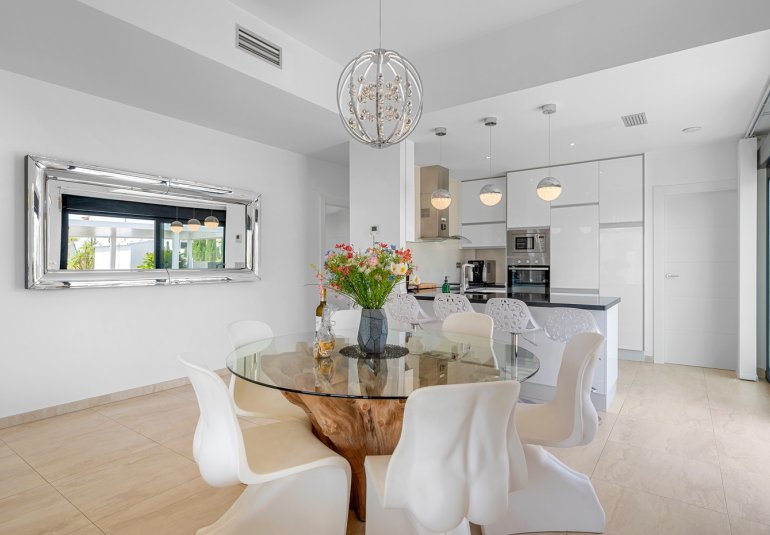 Resale - Villa -
Orihuela Costa - Villamartín