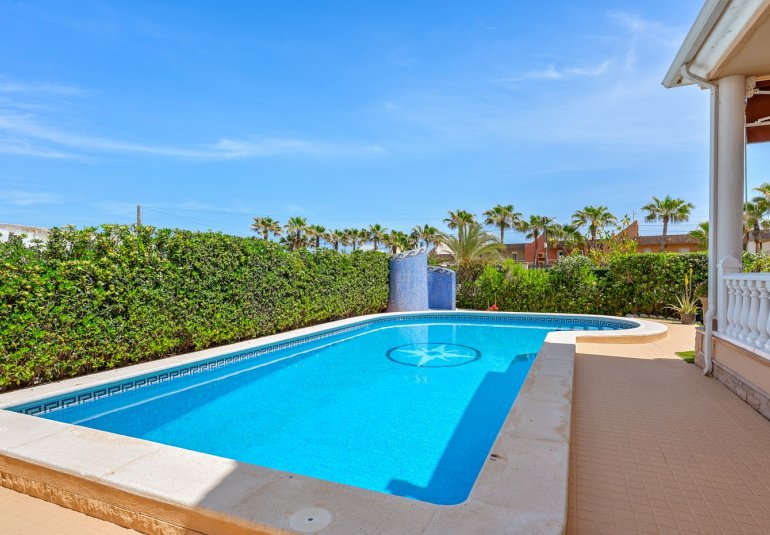 Resale - Villa -
Torrevieja - La Mata