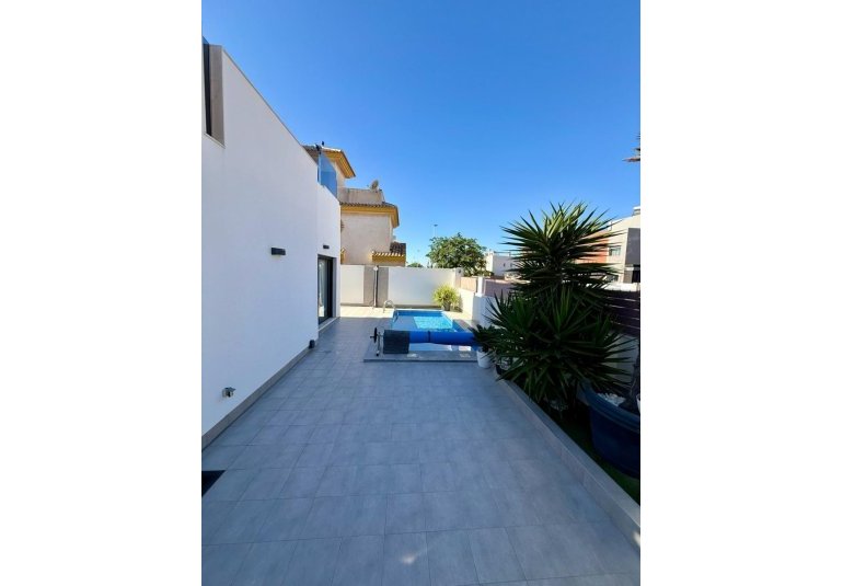 Resale - Villa -
Torrevieja - La Mata