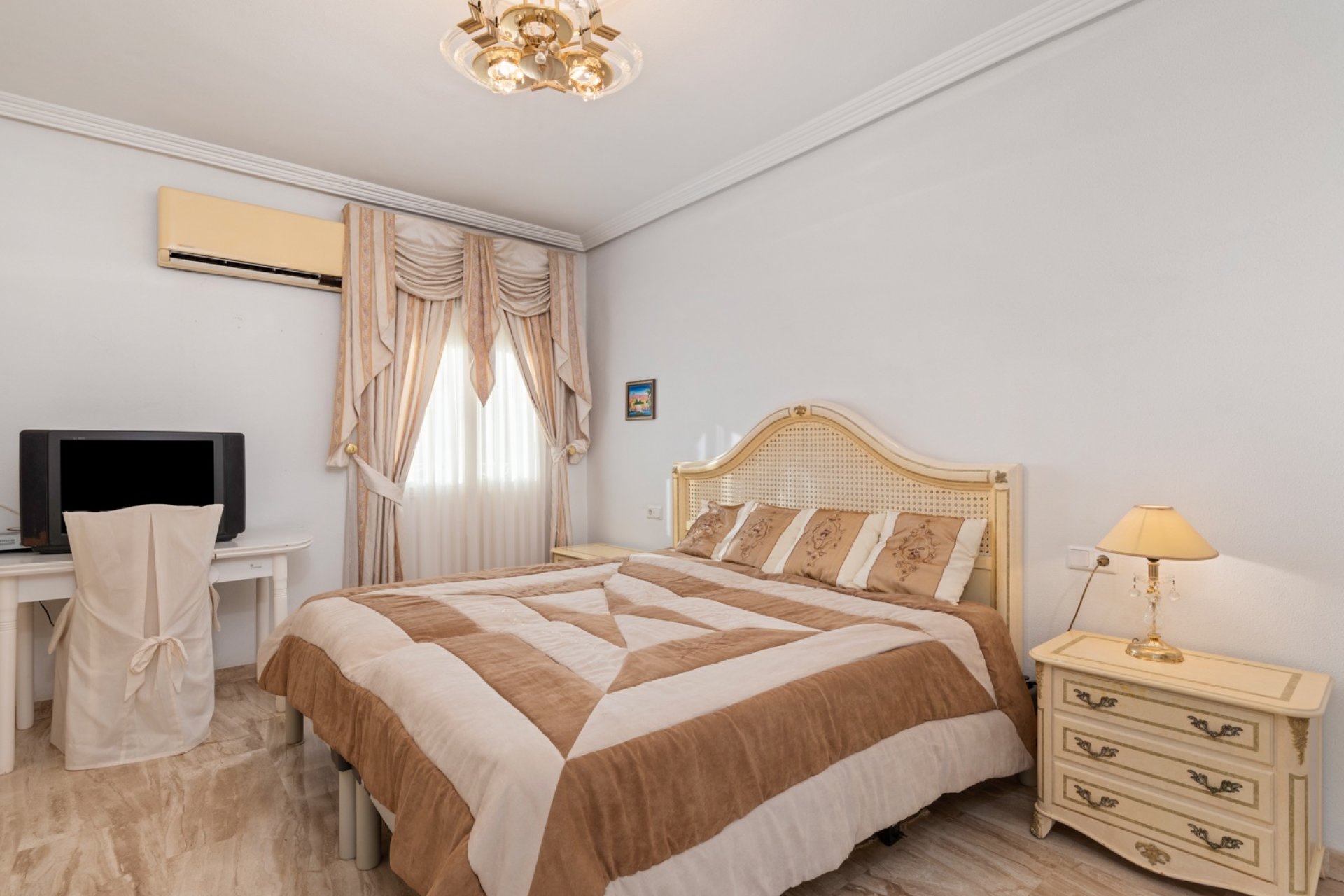 Rynek Wtórny - Szalet -
Ciudad Quesada - Rojales - Doña pepa