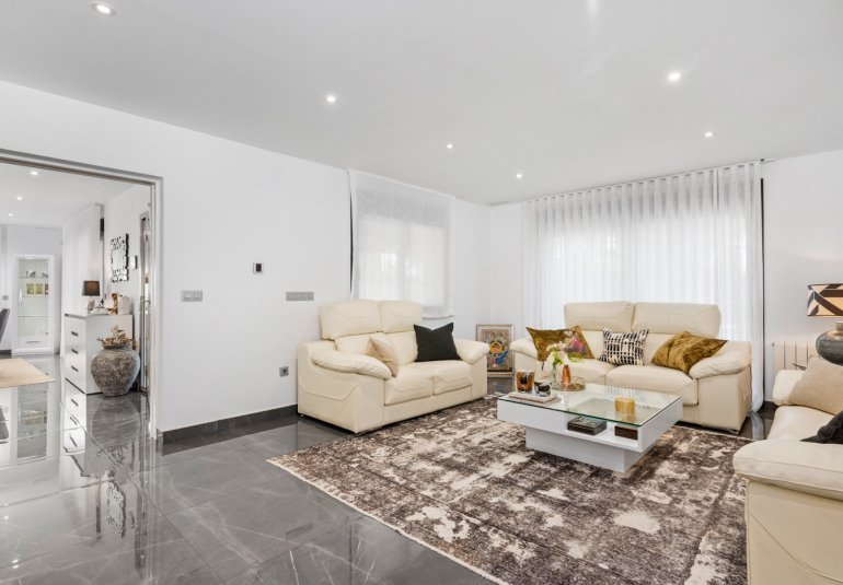 Rynek Wtórny - Villa -
San Juan Alicante - Frank Espinós